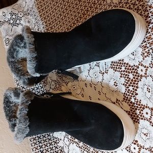 DOLCE VITA black fur lined  ankle boots. Size 6. Pre-owned, like new.